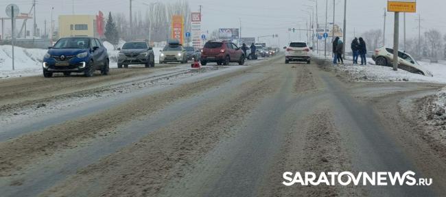 Nissan вылетел с дороги в массовой аварии на Усть-Курдюмском шоссе в Саратове Nissan вылетел с дороги в массовой аварии на Усть-Курдюмском шоссе в Саратове