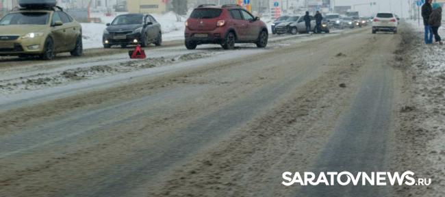 Nissan вылетел с дороги в массовой аварии на Усть-Курдюмском шоссе в Саратове Nissan вылетел с дороги в массовой аварии на Усть-Курдюмском шоссе в Саратове
