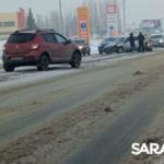 Nissan вылетел с дороги в массовой аварии на Усть-Курдюмском шоссе в Саратове Nissan вылетел с дороги в массовой аварии на Усть-Курдюмском шоссе в Саратове