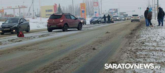 Nissan вылетел с дороги в массовой аварии на Усть-Курдюмском шоссе в Саратове Nissan вылетел с дороги в массовой аварии на Усть-Курдюмском шоссе в Саратове