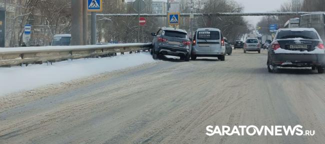 ДТП с двумя «Ладами» в Солнечном: одна машина улетела в отбойник ДТП с двумя «Ладами» в Солнечном: одна машина улетела в отбойник