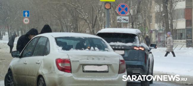 «Лада» влетела в Haval у рынка «Солнечный» в Саратове «Лада» влетела в Haval у рынка «Солнечный» в Саратове