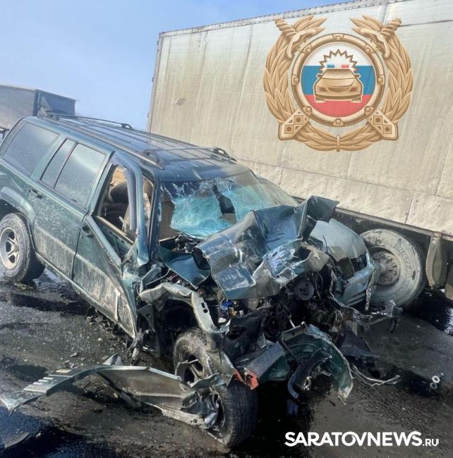 В массовой аварии в Вольском районе пострадал водитель джипа В массовой аварии в Вольском районе пострадал водитель джипа