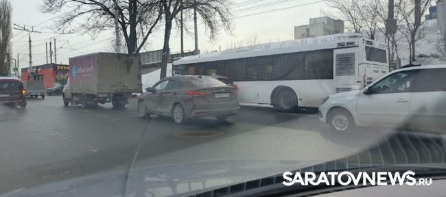Пассажирский автобус притерся к «китайцу» на кольце НИИ в Саратове Пассажирский автобус притерся к «китайцу» на кольце НИИ в Саратове