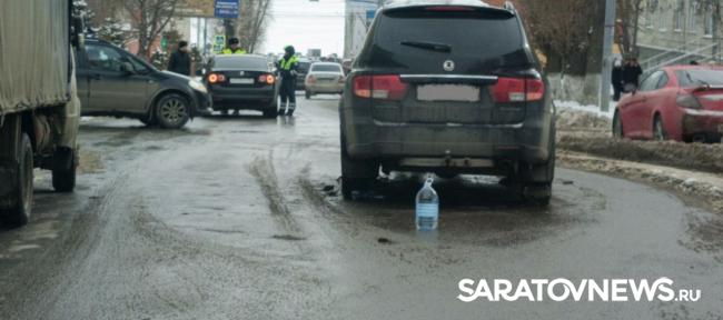 Две иномарки затрудняют движение по Вольской в Саратове Две иномарки затрудняют движение по Вольской в Саратове