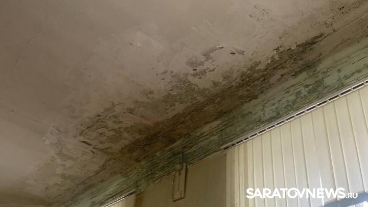 Трещины в палец и дыры в стенах: как учатся саратовские школьники в аварийной школе № 83? Трещины в палец и дыры в стенах: как учатся саратовские школьники в аварийной школе № 83?