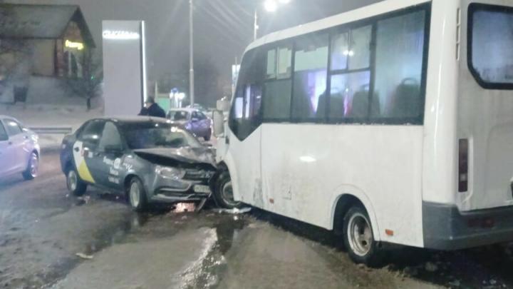 У автосалона в Юбилейном маршрутка столкнулась с такси У автосалона в Юбилейном маршрутка столкнулась с такси