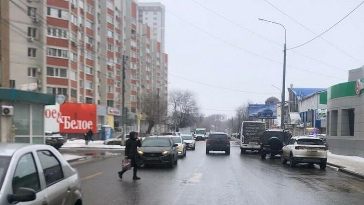 Автобус сбил женщину на переходе в Энгельсе Автобус сбил женщину на переходе в Энгельсе