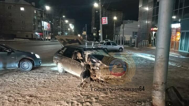На Ильинской площади в Саратове «девятка» въехала в столб На Ильинской площади в Саратове «девятка» въехала в столб