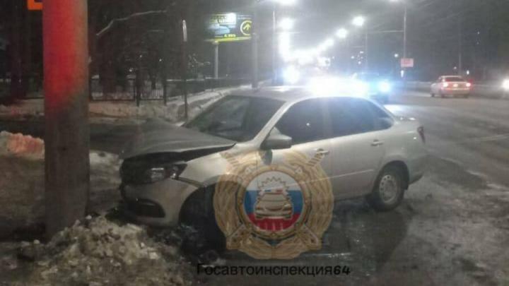 Молодой водитель на «Гранте» врезался в столб на 1-й Дачной в Саратове Молодой водитель на «Гранте» врезался в столб на 1-й Дачной в Саратове
