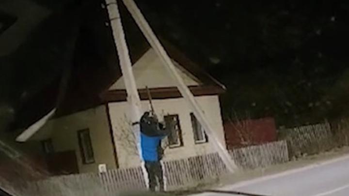 Житель Вольского района расстрелял камеру фиксаций нарушений ПДД Житель Вольского района расстрелял камеру фиксаций нарушений ПДД