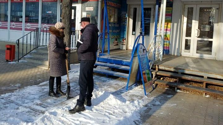 Бизнесменам в Энгельсе напомнили о необходимости очистки тротуаров от наледи Бизнесменам в Энгельсе напомнили о необходимости очистки тротуаров от наледи