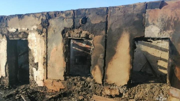 Мужчина погиб в горящем саманном доме в саратовском селе Мужчина погиб в горящем саманном доме в саратовском селе
