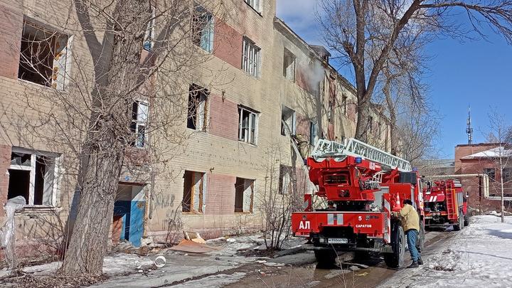 В Заводском районе Саратова горела расселенная четырехэтажка В Заводском районе Саратова горела расселенная четырехэтажка