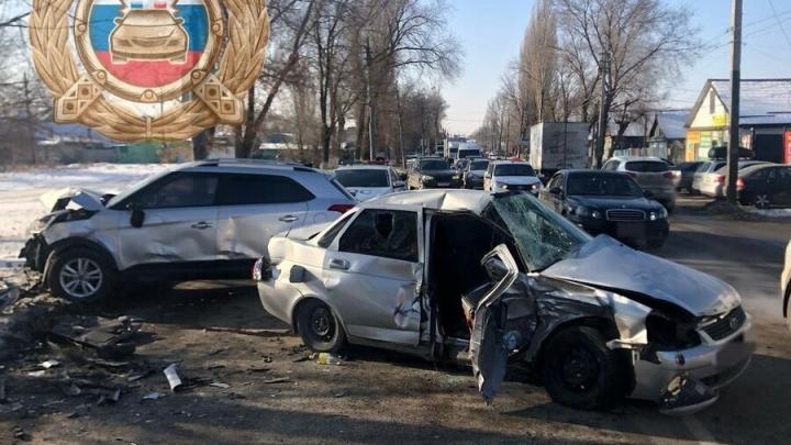Водитель и пассажир «Приоры» пострадали в ДТП в Энгельсе Водитель и пассажир «Приоры» пострадали в ДТП в Энгельсе