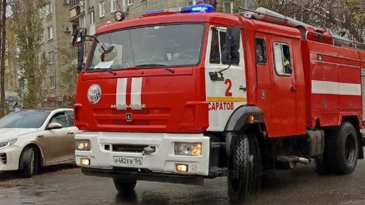 Из задымленной пятиэтажки в Саратове эвакуировали 14 взрослых и ребенка Из задымленной пятиэтажки в Саратове эвакуировали 14 взрослых и ребенка