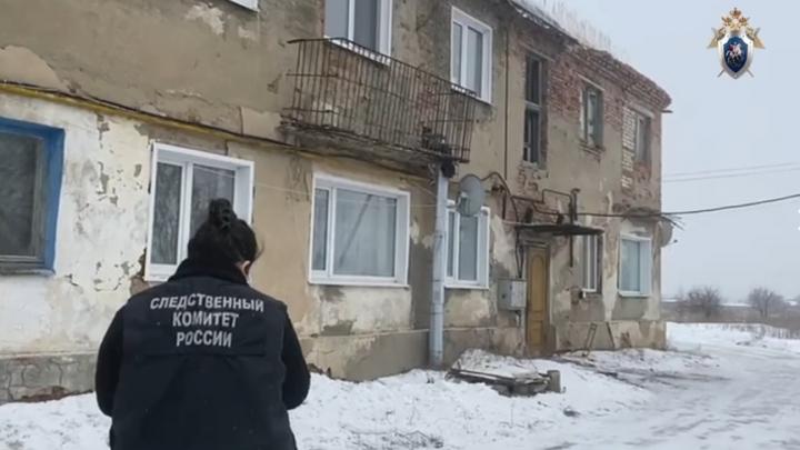 Жители поселка Нефтяников в Пугачеве проживают в заплесневелом доме Жители поселка Нефтяников в Пугачеве проживают в заплесневелом доме