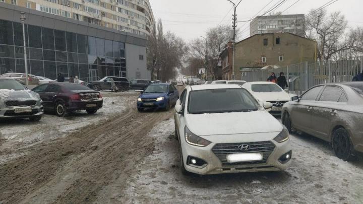 Иномарка сбила пешехода в Волжском районе Саратова Иномарка сбила пешехода в Волжском районе Саратова