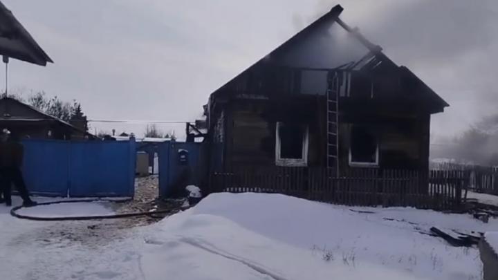 На пожаре в Энгельсском районе нашли погибшую женщину На пожаре в Энгельсском районе нашли погибшую женщину