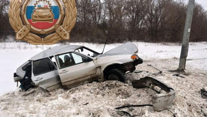 Под Энгельсом «14-я» врезалась в столб: пострадала трехлетняя девочка Под Энгельсом «14-я» врезалась в столб: пострадала трехлетняя девочка