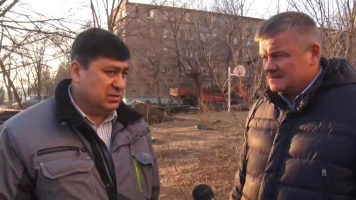 Михаил Исаев выехал на улицу Менделеева в Энгельсе, где сейчас продолжают ремонтировать коллектор Михаил Исаев выехал на улицу Менделеева в Энгельсе, где сейчас продолжают ремонтировать коллектор