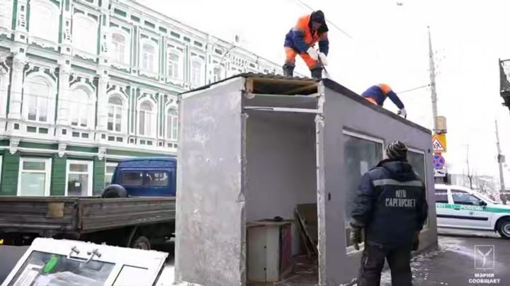 Ларёк под снос: в Саратове демонтировали незаконно установленную точку продаж газет Ларёк под снос: в Саратове демонтировали незаконно установленную точку продаж газет