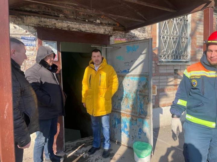Сотрудники администрации Энгельса выехали на место обрушения лестничного пролёта в многоквартирном дома на улице Ломоносова Сотрудники администрации Энгельса выехали на место обрушения лестничного пролёта в многоквартирном дома на улице Ломоносова