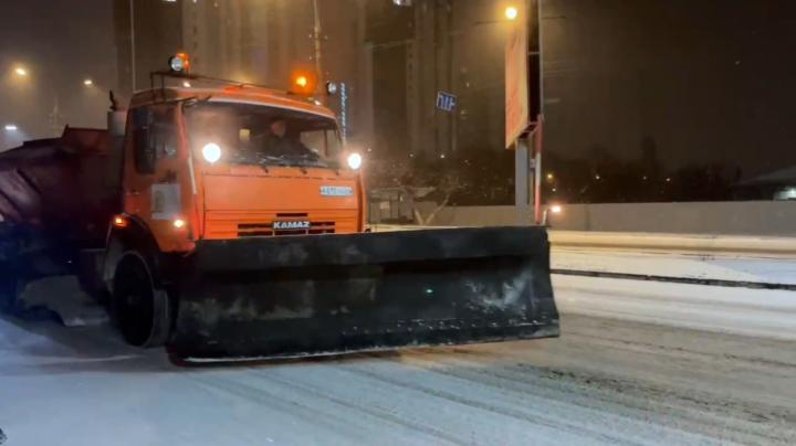 В Энгельсе усилили уборку улиц от снега из-за обильных снегопадов В Энгельсе усилили уборку улиц от снега из-за обильных снегопадов