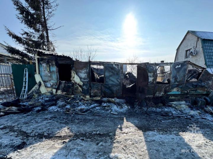 Пожар в Долгом Буераке: пенсионер чудом спасся из горящего дома Пожар в Долгом Буераке: пенсионер чудом спасся из горящего дома