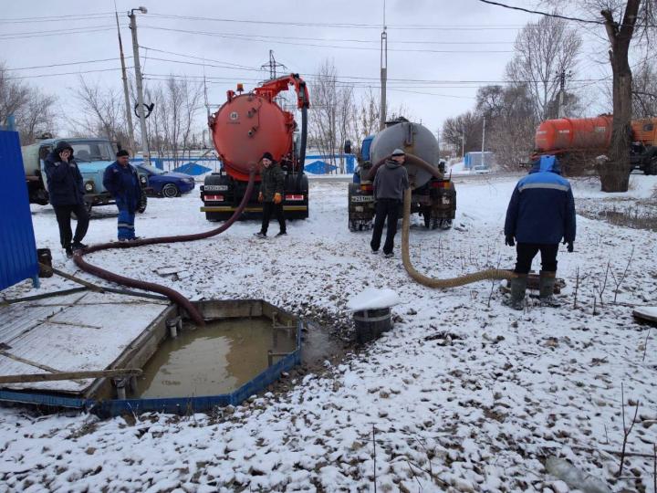 Энгельсский водоканал устраняет аварию на насосной станции Энгельсский водоканал устраняет аварию на насосной станции