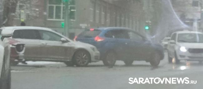 В Саратове из-за ДТП на Астраханской у Детского парка собралась пробка В Саратове из-за ДТП на Астраханской у Детского парка собралась пробка