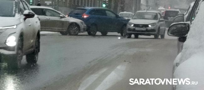 В Саратове из-за ДТП на Астраханской у Детского парка собралась пробка В Саратове из-за ДТП на Астраханской у Детского парка собралась пробка