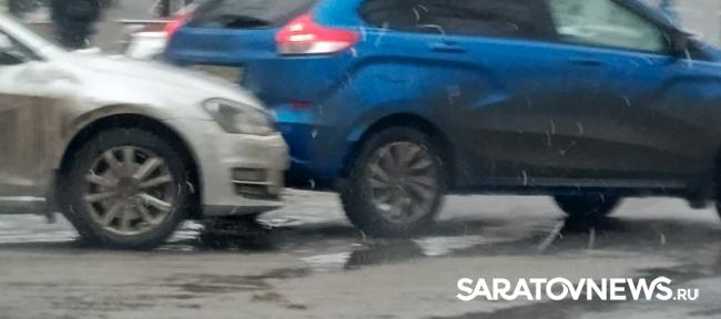 В Саратове из-за ДТП на Астраханской у Детского парка собралась пробка В Саратове из-за ДТП на Астраханской у Детского парка собралась пробка
