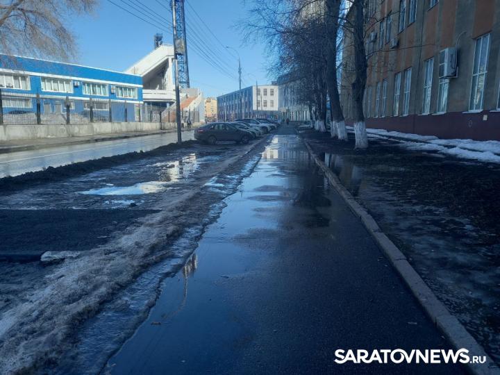 В Саратове затопило тротуары по улице Аткарской В Саратове затопило тротуары по улице Аткарской