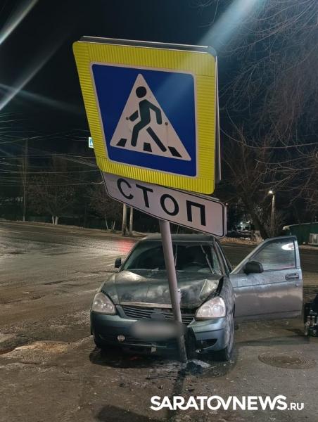 В Саратове пьяный водитель без прав снес опору дорожного знака В Саратове пьяный водитель без прав снес опору дорожного знака