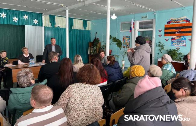Николай Панков обсудил с жителями сёл Озинского района решение проблем Николай Панков обсудил с жителями сёл Озинского района решение проблем