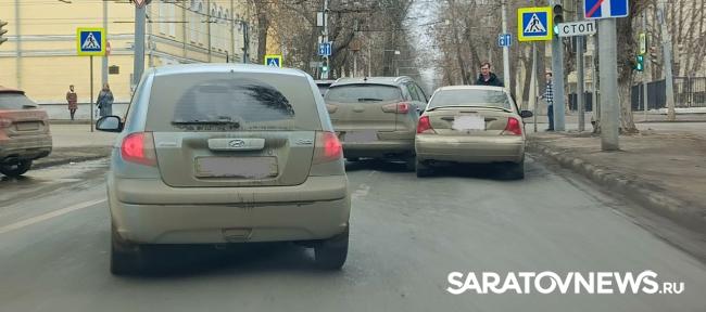 На Университетской в Саратове растет огромная пробка из-за ДТП