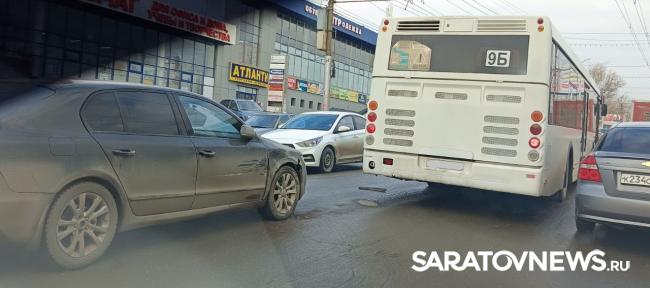 Автобус со «Шкодой» создали транспортный коллапс на 50 лет Октября в Саратове Автобус со «Шкодой» создали транспортный коллапс на 50 лет Октября в Саратове