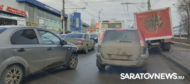 Автобус со «Шкодой» создали транспортный коллапс на 50 лет Октября в Саратове Автобус со «Шкодой» создали транспортный коллапс на 50 лет Октября в Саратове