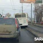 Автобус со «Шкодой» создали транспортный коллапс на 50 лет Октября в Саратове Автобус со «Шкодой» создали транспортный коллапс на 50 лет Октября в Саратове