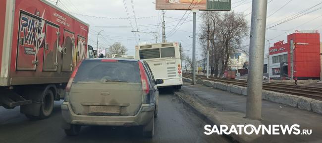 Автобус со «Шкодой» создали транспортный коллапс на 50 лет Октября в Саратове Автобус со «Шкодой» создали транспортный коллапс на 50 лет Октября в Саратове