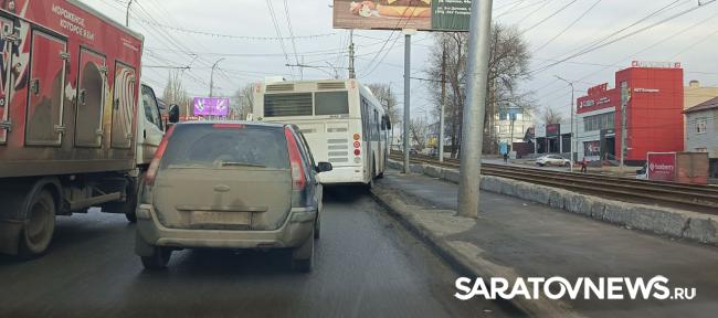 Автобус со «Шкодой» создали транспортный коллапс на 50 лет Октября в Саратове Автобус со «Шкодой» создали транспортный коллапс на 50 лет Октября в Саратове
