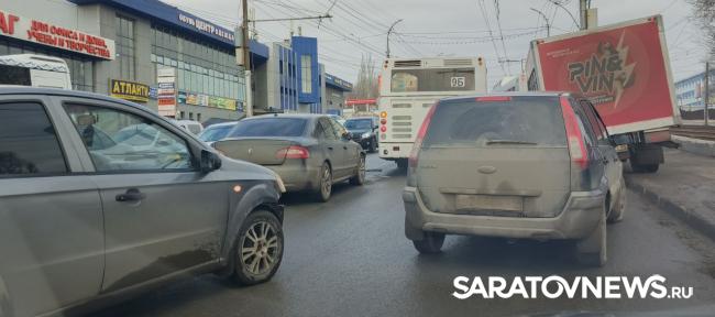 Автобус со «Шкодой» создали транспортный коллапс на 50 лет Октября в Саратове Автобус со «Шкодой» создали транспортный коллапс на 50 лет Октября в Саратове