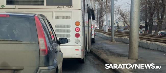 Автобус со «Шкодой» создали транспортный коллапс на 50 лет Октября в Саратове Автобус со «Шкодой» создали транспортный коллапс на 50 лет Октября в Саратове