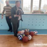Николай Панков подарил спортивный инвентарь школьникам Ершова