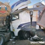 Четыре грузовика попали в серьезную аварию у Ершова Четыре грузовика попали в серьезную аварию у Ершова