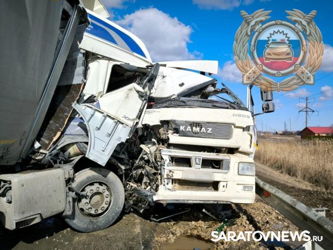 Четыре грузовика попали в серьезную аварию у Ершова Четыре грузовика попали в серьезную аварию у Ершова