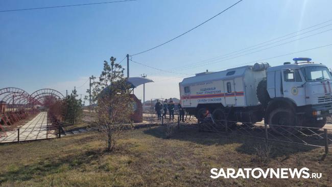 В Энгельсе продолжается работа в садовых товариществах, пострадавших от атаки БПЛА В Энгельсе продолжается работа в садовых товариществах, пострадавших от атаки БПЛА