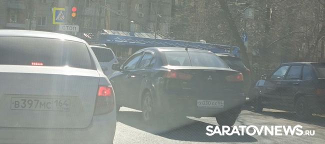 На Рахова в Саратове парализовано движение из-за ДТП с «ГАЗелью» и троллейбусом На Рахова в Саратове парализовано движение из-за ДТП с «ГАЗелью» и троллейбусом