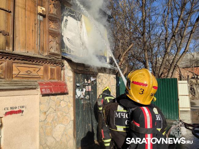 Нежилой дом горит на Вольской в Саратове Нежилой дом горит на Вольской в Саратове